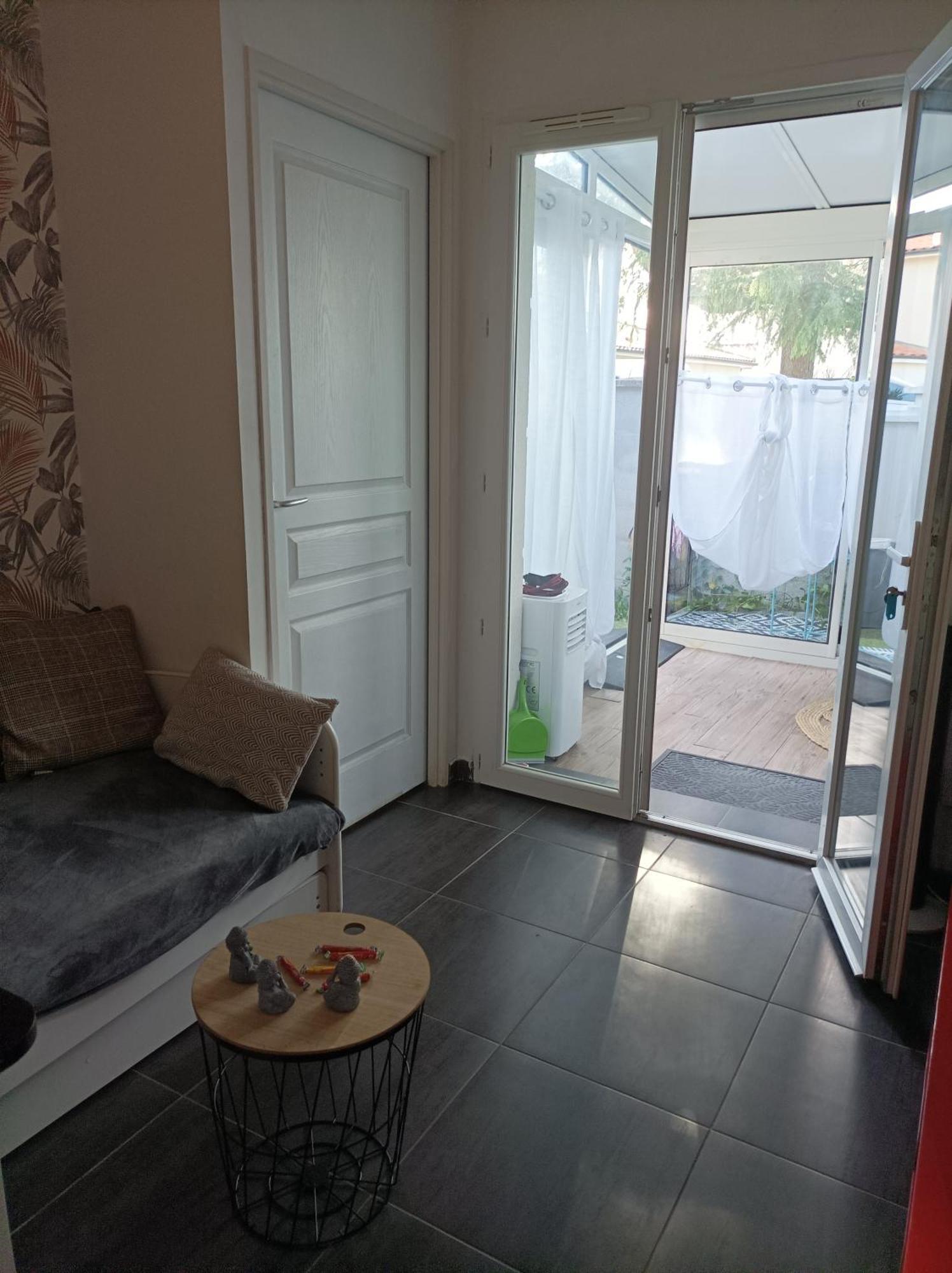 Apartment Cosy A 200 Du Tram B Separee Petite Veranda Lumineuse Donnant Sur Jardinet